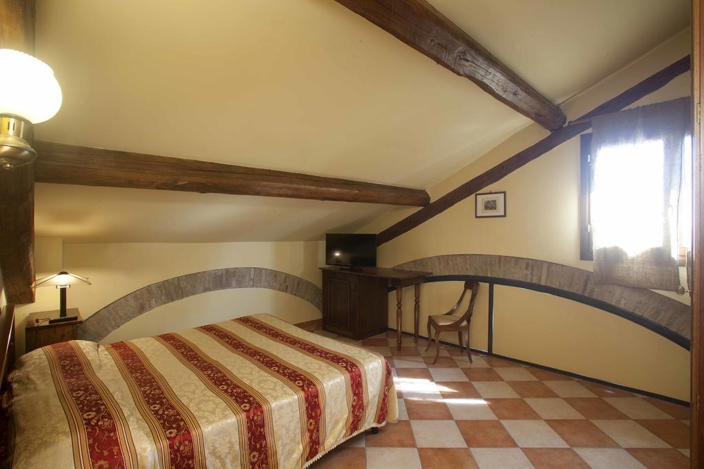 Agriturismo Il Bove Reggio Emilia Szoba fotó